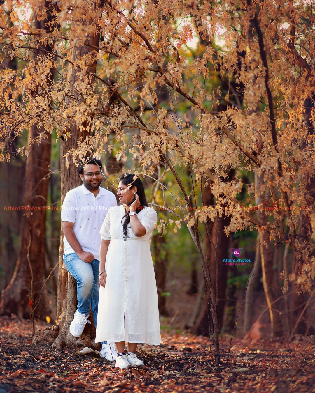 Gokul & Karthika's Enchanting Pre-Wedding Photoshoot | Athini Photos Explore the magical moments captured at Gokul and Karthika's pre-wedding photoshoot by Athini Photos. Discover unique poses, stunning locations, and creative photography techniques that made their love story come alive through the lens.