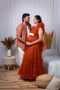 Read more about the article Capturing Love and Anticipation: Stunning Indoor Couple Maternity Photoshoot Ideas